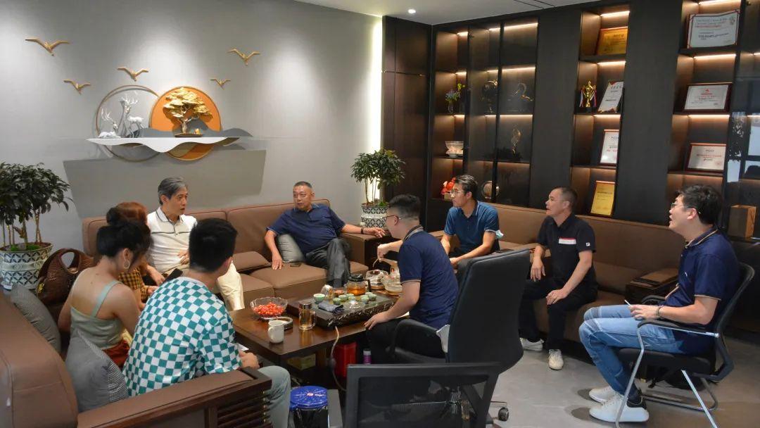 微水泥新品廣受關注，吸引中國建築衛生陶瓷協會宮秘書長前來參觀考察！